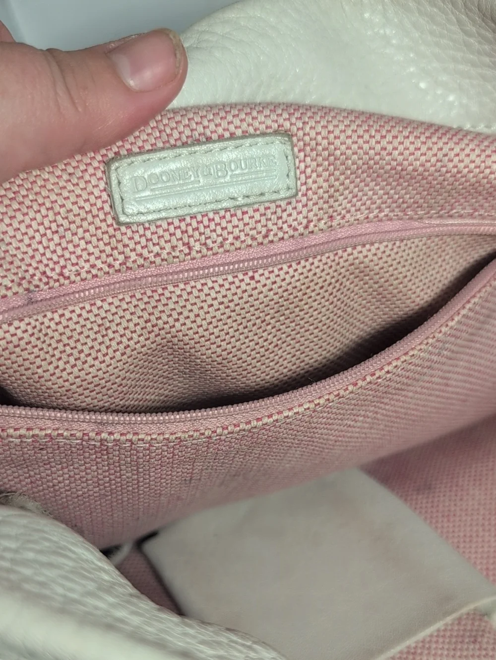 Dooney & Bourke Annalisa medium logo lock sac Cream.